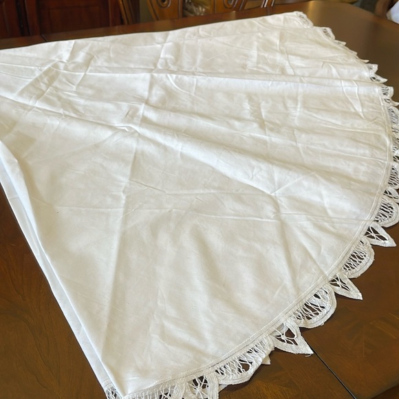White cotton Batternburg lace round 66” in diameter tablecloth - Picture 1 of 5